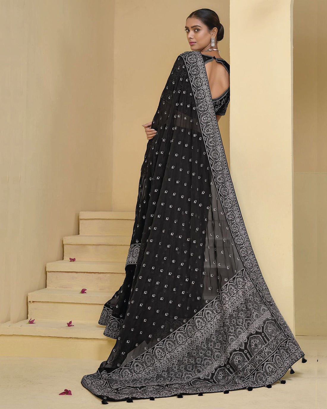 Chiffon vs. Organza: Choosing the Right Saree Fabric for the Modern Bride
