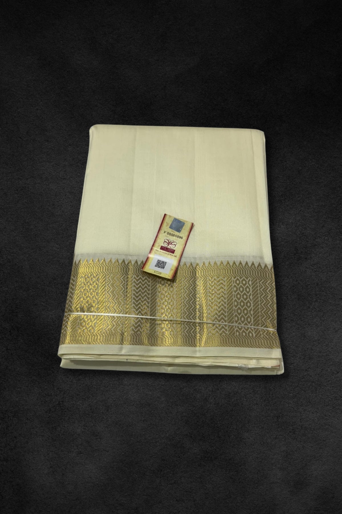 Creamy White Vesti with Zari Border – Elegance Rooted in Tradition