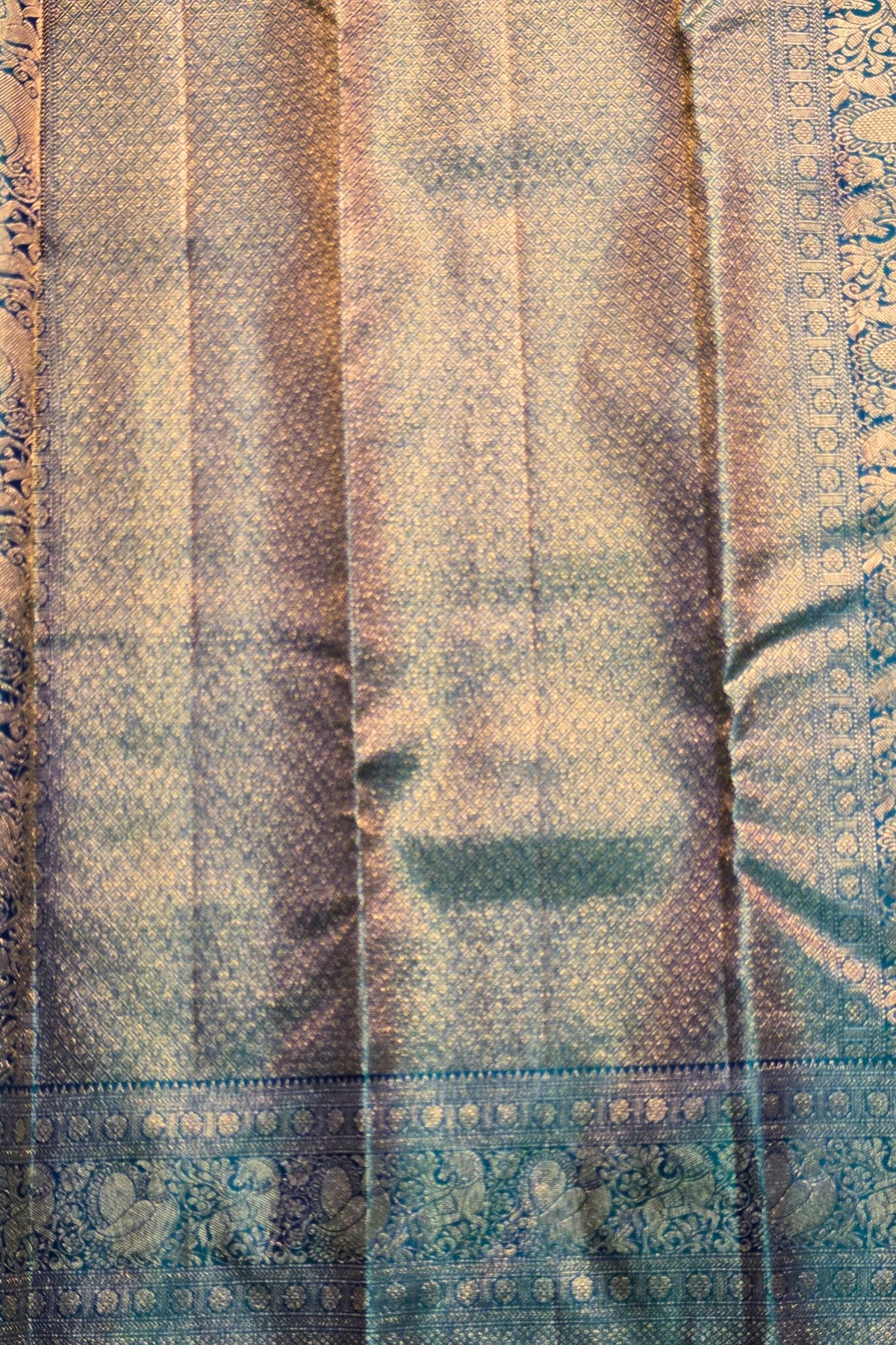 Textured fabric with a patterned border