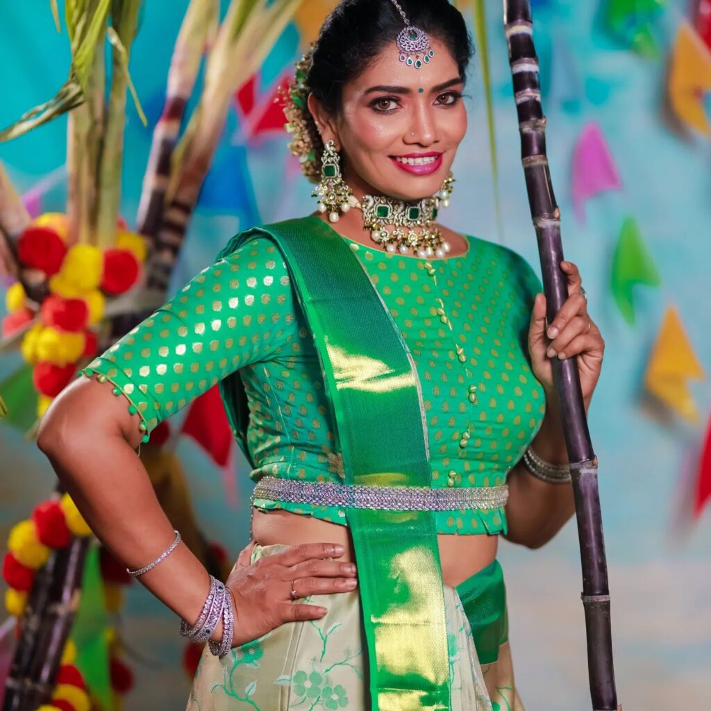 File:A Hindu girl in traditional dress for the Tamil Pongal festival.jpg -  Wikipedia